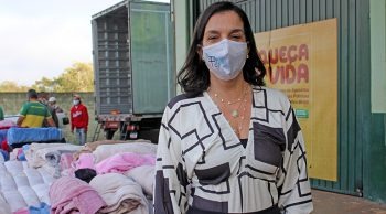 Governo do Estado entrega 80 mil cobertores para municípios MAdrinha da campanha, Fátima Azambuja participou da entrega dos cobertores