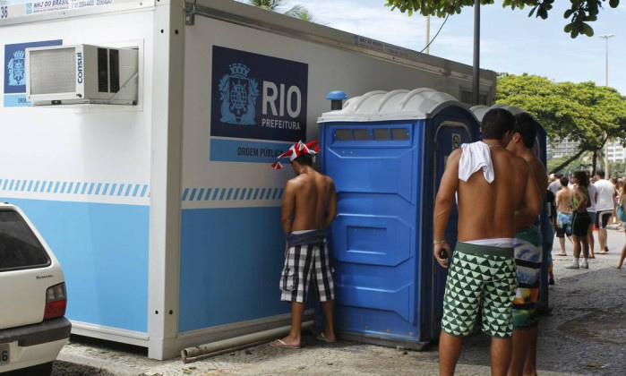 Mais de 1,4 mil pessoas foram multadas por urinar na rua durante carnaval no Rio