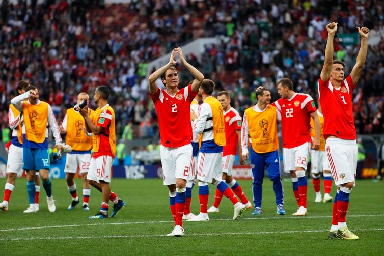 Jogadores da Russia comemoram após vitória sobre a Arábia Saudita - Foto: Yuri Kochetkov