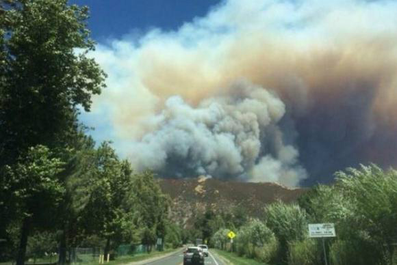Incêndio na Califórnia desaloja mais de 80 mil e atinge comércio e residências Divulgação