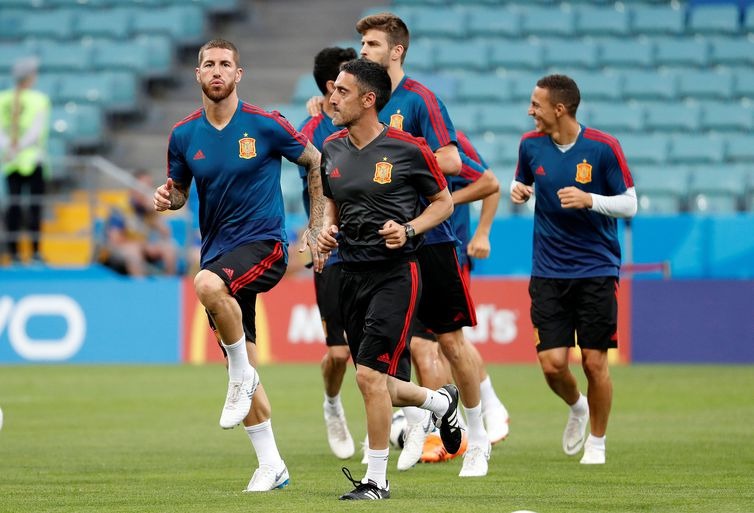 Saiba como foi o primeiro dia da Copa do Mundo 2018 Treino da seleção da Espanha - Francois Lenoir/Reuters GeralSaiba como foi o primeiro dia da Copa do Mundo 2018Publicado em 14/06/2018 - 21:43 Por EBC Brasília A Copa do Mundo Rússia 2018 começou hoje (14), às 12h (horário de Brasília), com o jogo entre as seleções do país anfitrião e da Arábia Saudita, no histórico Estádio Luzhniki, em Moscou, palco da Olimpíada de 1980, e que foi reformado para a competição da Federação Internacional de Futebol (Fifa). Antes de a bola rolar, a festa oficial de abertura foi rápida e teve como destaques o cantor britânico Robbie Williams e a soprano russa Aida Garifullina.Os donos da casa abriram a Copa do Mundo com uma goleada sobre a Arábia Saudita. Desacreditada por resultados ruins em sua preparação para o torneio, a seleção russa surpreendeu e venceu por 5 a 0 o fraco time saudita. Cheryshev saiu do banco e marcou dois gols, sob aplausos do presidente Vladimir Putin.Jogadores da Russia comemoram após vitória sobre a Arábia SauditaJogadores da Russia comemoram após vitória sobre a Arábia Saudita - Yuri Kochetkov/EFE/Direitos Reservados Tite confirma time que entra em campo na estreia do Brasil na CopaDesde o início da era Tite, em junho de 2016, o Brasil soma 17 vitórias, três empates e uma derrota, com 47 gols marcados a favor e cinco contra. A seleção brasileira estreia na Copa do Mundo contra a Suíça no próximo domingo, às 15h (horário de Brasília), na Rostov Arena, em Rostov-no-DonTreino em campo da seleção brasileira de futebol para a Copa do Mundo da Rússia 2018, na Granja Comary.Treino em campo da seleção brasileira de futebol para a Copa do Mundo da Rússia 2018, na Granja Comary Fernando Frazão/Agência Brasil Autor de 2 gols, Cheryshev é eleito melhor jogador da abertura da CopaO atacante do Villareal começou no banco de reservas, entrou no jogo aos 24 minutos do primeiro tempo, devido a uma lesão de Alan Dzagoev, e marcou dois dos cinco gols: o primeiro aos 42 minutos da etapa inicial, e o outro aos 46 do segundo tempo.Espanha faz último treino antes da estreia contra Portugal na CopaA seleção espanhola mostrou entusiasmo nesta quinta-feira (14) no último treino antes da estreia na Copa do Mundo da Rússia contra Portugal, mesmo depois da inesperada demissão de Julen Lopetegui na terça-feira, técnico que foi substituído por Fernando Hierro.Treino da seleção da Espanha - Francois Lenoir/Reuters