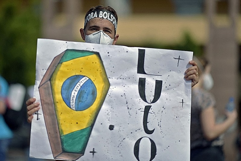 Brasil tem novo dia com mais de 2.000 mortos e pandemia em contágio acelerado Brasil ruma para uma “terceira onda” da pandemia sem sequer ter deixado a segunda - Douglas Magno/AFP