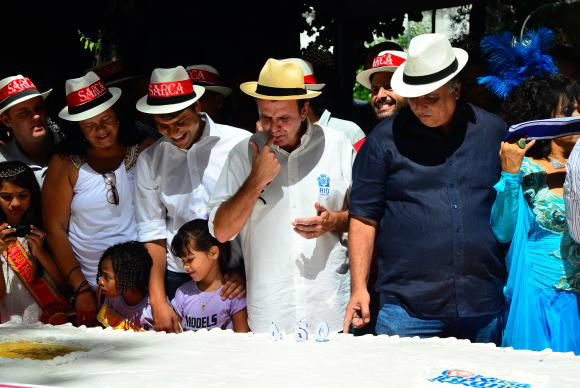 O prefeito Eduardo Paes e o governador Luiz Fernando Pezão trocaram os primeiros pedaços do bolo de oito toneladas e 450 metros Agência Brasil/Tomaz Silva