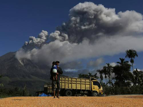 Mais de 17 mil pessoas foram deslocadas na Ilha de Sumatra, na Indonésia, devido às erupções do Vulcão Sinabung