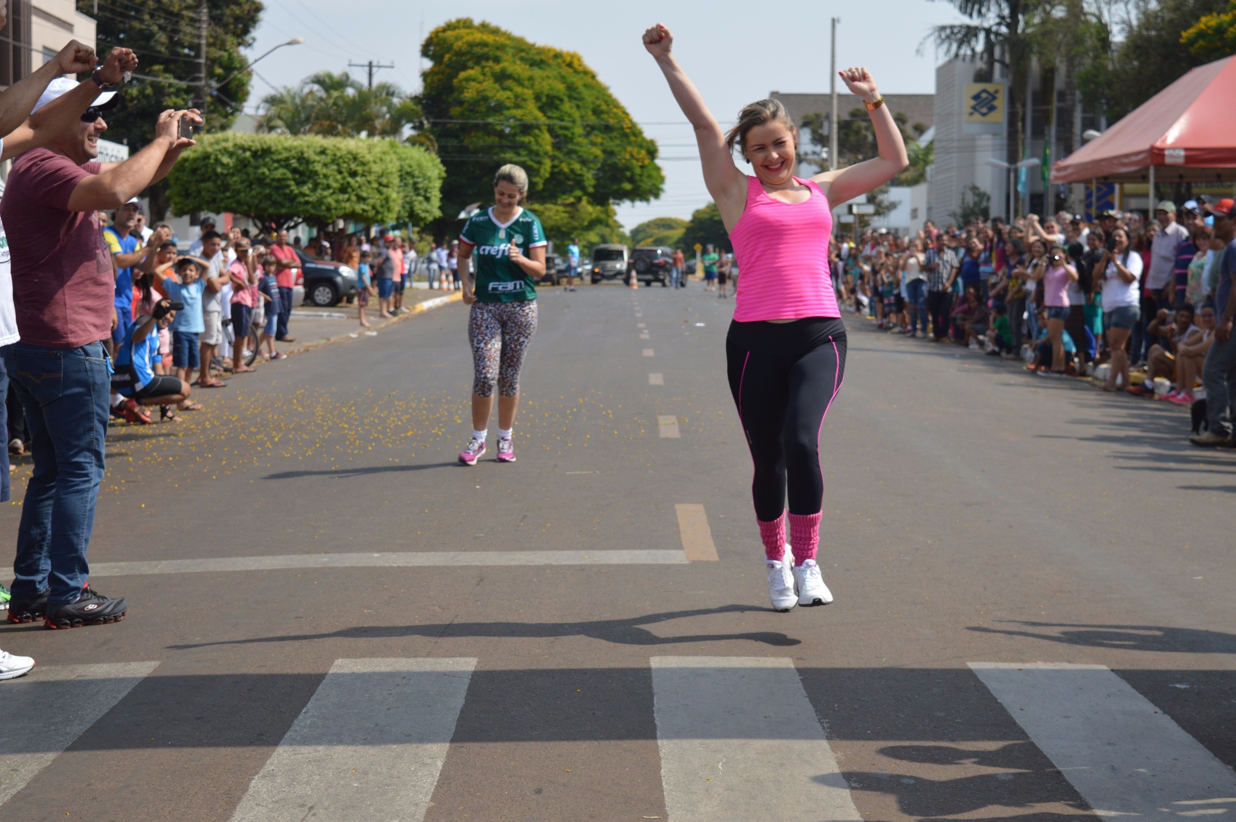 Corridas, concursos e torneios marcaram o domingo (24) em Amambai A vereadora Janete disputou a corrida solidária com a secretária de desporto e cultura, Lígia Borges / Foto: Moreira Produções