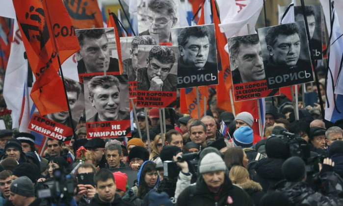 Milhares de russos marcham em Moscou em homenagem a opositor assassinado