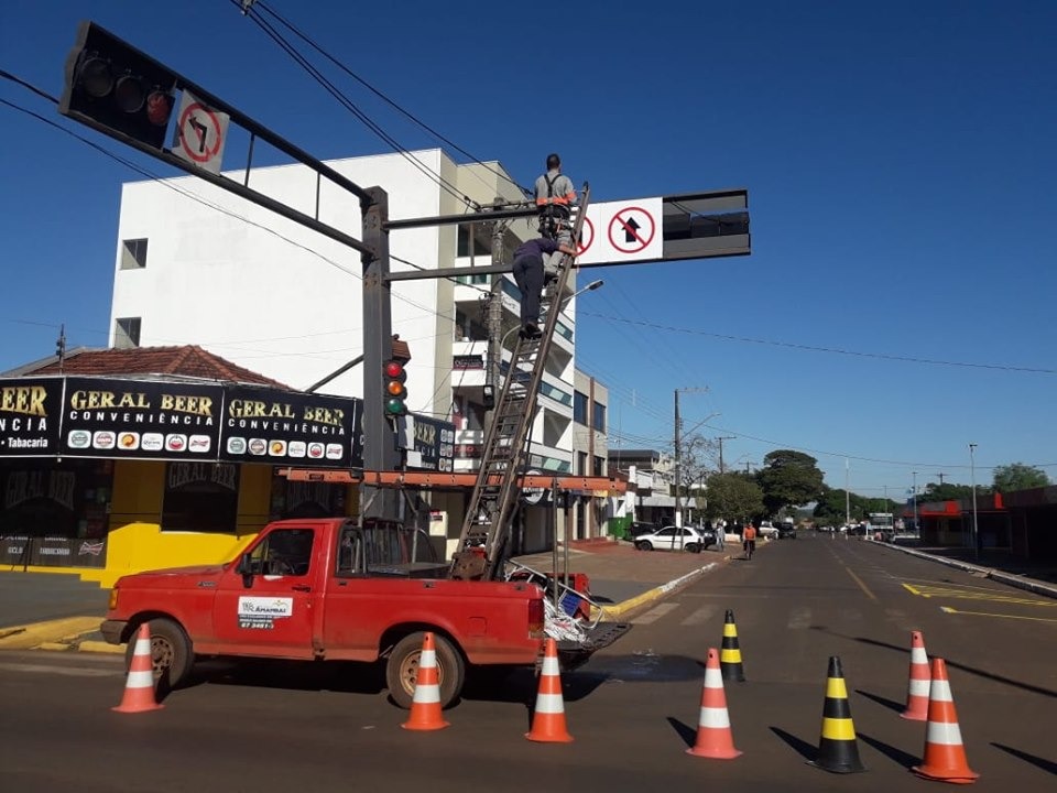 Trecho da rua Marechal Floriano, em Amambai, passa a ser de mão única O trecho transformado compreende os 100 metros que vão do semáforo até Prefeitura Municipal, passando em frente das barraquinhas da praça. Cel Valêncio de Brum. / Foto: Detrat