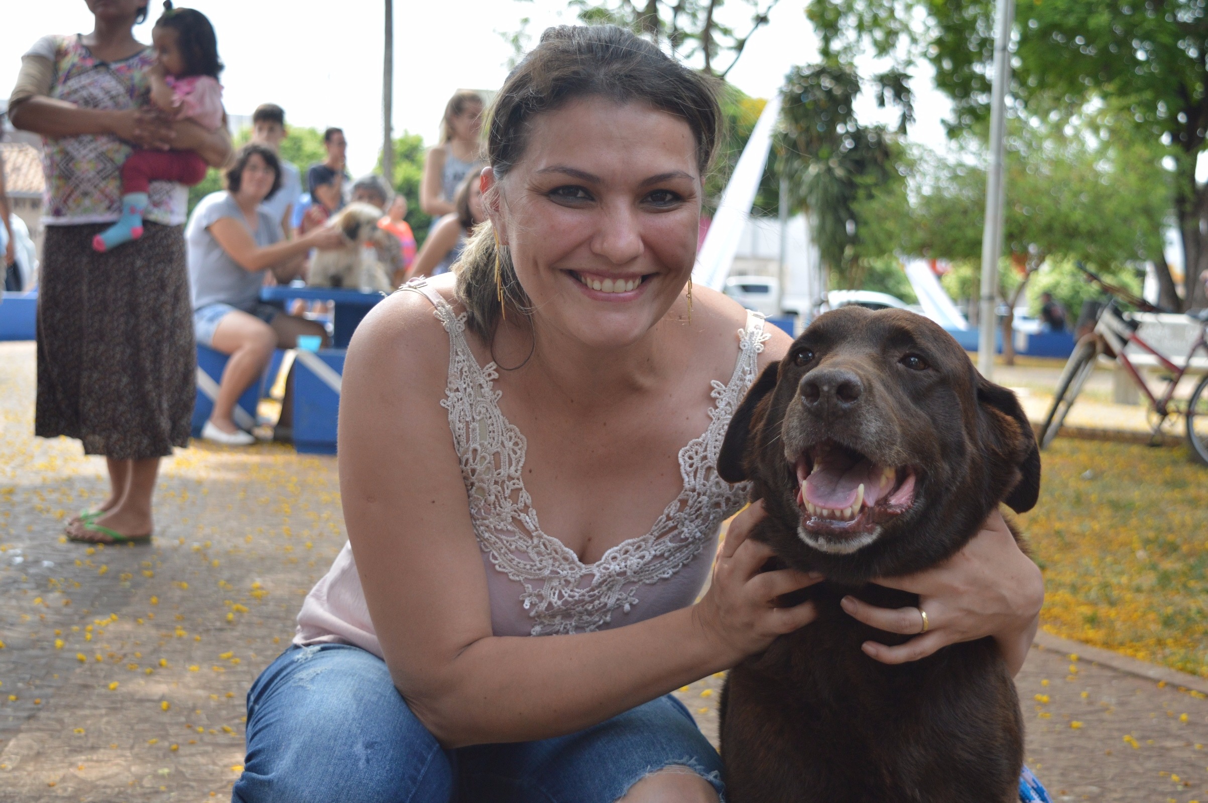 Corridas, concursos e torneios marcaram o domingo (24) em Amambai Donos desfilaram com seus animais de estimação / Foto: Moreira Produções