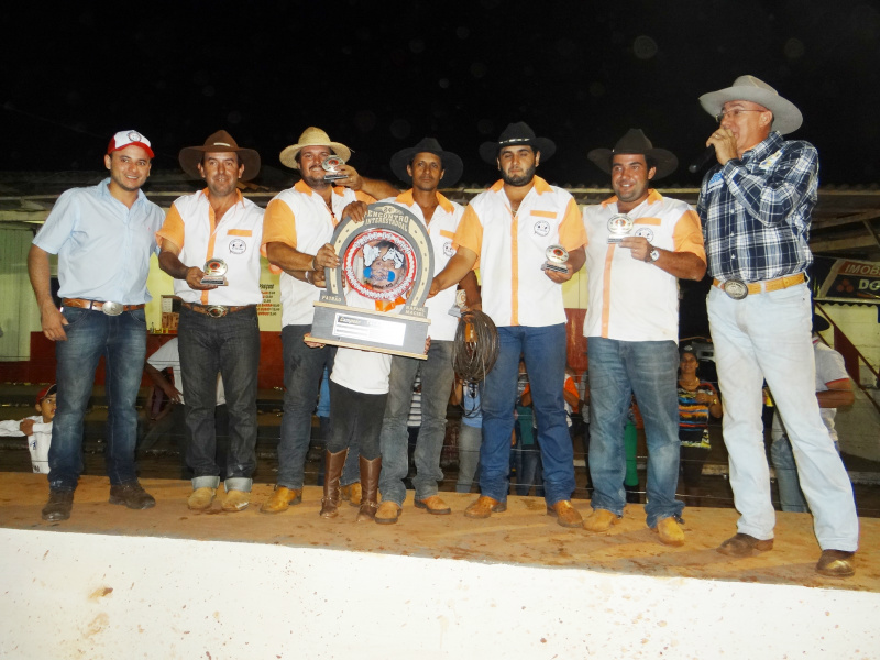 Az de Ouro, de Paranhos, leva Taça de Ouro do 24º Encontro de Laço A equipe campeã levou a taça para casa depois de uma grande competição / Foto: Moreira Produções