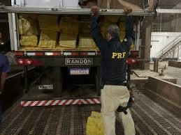 Policial rodoviário federal descarrega fardos de maconha na maior apreensão do país, 28 toneladas (Foto: Divulgação) 