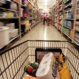 Endividamento levou consumidor a cortar gastos nos supermercados em 2011 Endividamento levou consumidor a cortar gastos nos supermercados em 2011