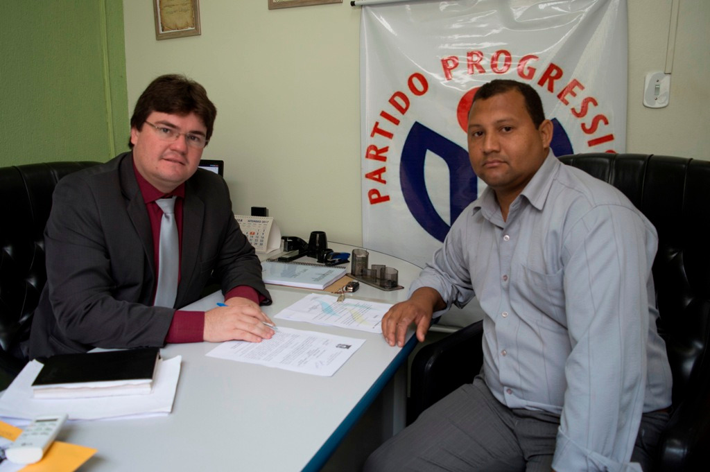 Vereador Maikell quer doação de terreno para a Igreja Ministério Madureira E/D- Vereador de Amambai, Maikell Ruiz e o pastor Ireno dos Santos / Foto: Moreira Produções
