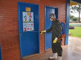 Soldado do Exército faz desinfecção em escola de Dourados enquanto fronteira segue aberta ao crime (Foto: Divulgação) 