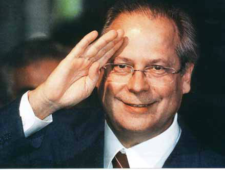 José Dirceu pede ao STF autorização para trabalhar em hotel De acordo com a Lei de Execução Penal, os condenados em regime semiaberto podem trabalhar externamente em uma empresa que contrate detentos
