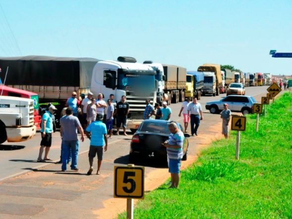 Trecho da rodovia MS-134 foi bloqueado neste domingo (1º) (Foto: Márcio Rogério/Nova News