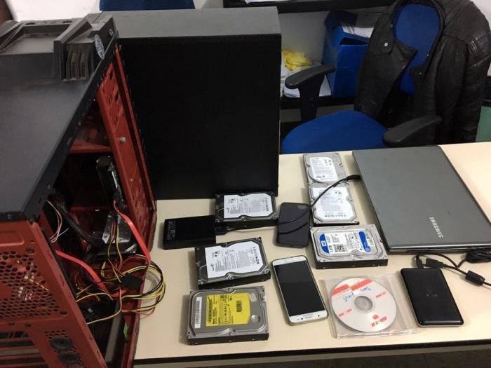 Justiça converte em preventiva prisão de suspeito de armazenar e filmar a filha Foto: Divulgação/Policia Civil || Polícia de MS apreendeu celular e outros materiais em posse do suspeito.