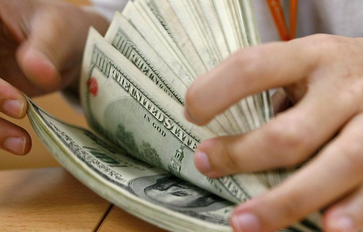 País registra mais saídas que entradas de dólares pelo terceiro mês seguido País registra mais saídas que entradas de dólares pelo terceiro mês seguido