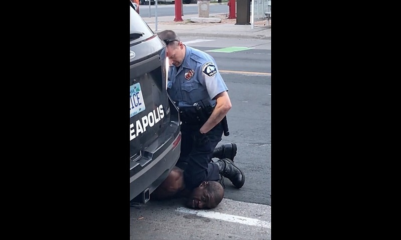 Policial cúmplice do assassinato de Floyd paga R$ 3,7 milhões e deixa cadeia Morte de George Floyd ocorreu em 25 de maio / Foto: Darnella Frazier /Facebook/ AFP