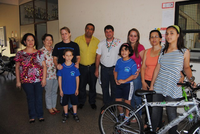 Detran entrega prêmios de concurso cultural Diretora do Dom Aquino, Vilma Oliveira, professoras, alunos premiados e o diretor do Detran de Amambai, Rosevalde Arruda. Foto: Moreira Produções.