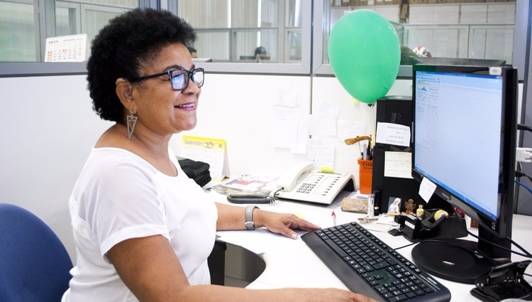 Quase 80 mil pessoas com deficiência auditiva têm carteira assinada no Brasil Ministério do Trabalho atua para aumentar presença de pessoas com deficiência no mercado de trabalho