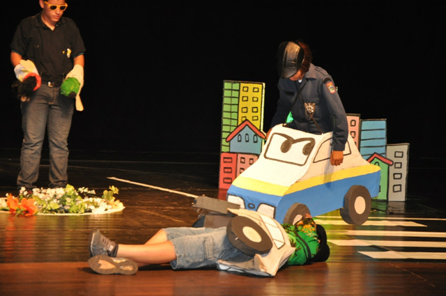 Os alunos participaram com a peça teatral ‘O trânsito seguro e um futuro na mão’.