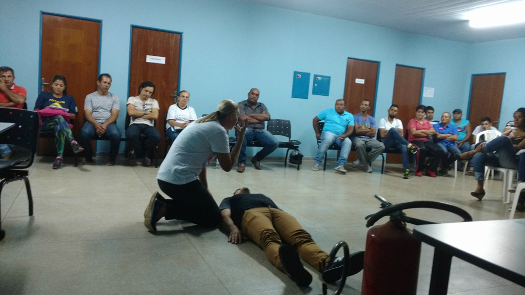 Associações de Moradores recebem curso de brigada de incêndio em Amambai Momento que eram repassadas informações sobre primeiros socorros / Foto: Decom