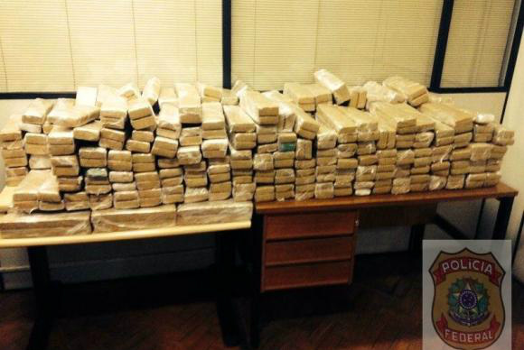 A droga estava escondida em um fundo falso, no carro do casal | Polícia Federal/Divulgação