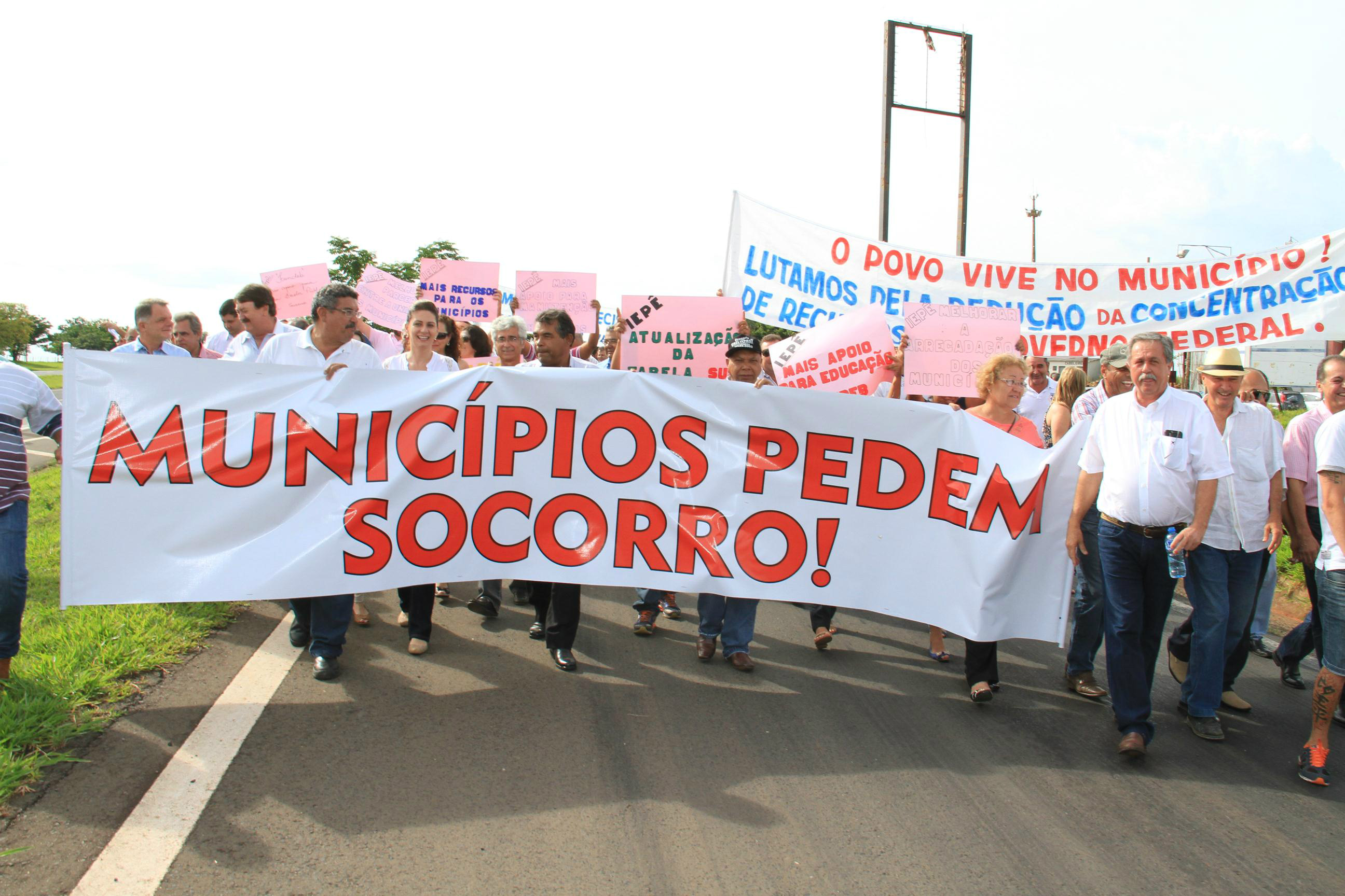 Com pires na mão, prefeitos de MS protestam em Brasília contra a crise Com pires na mão, prefeitos de MS protestam em Brasília contra a crise