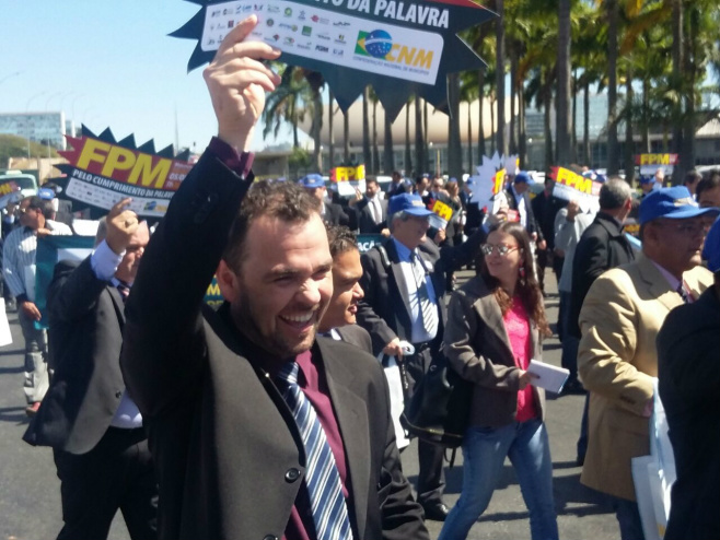Com pires na mão, prefeitos de MS protestam em Brasília contra a crise Com pires na mão, prefeitos de MS protestam em Brasília contra a crise