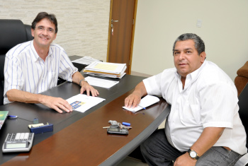 Dirceu e Brito avaliam positivamente investimentos em Amambai Prefeito Dirceu e vereador Brito destacam as diversas ações que estão trazendo o desenvolvimento para Amambai.