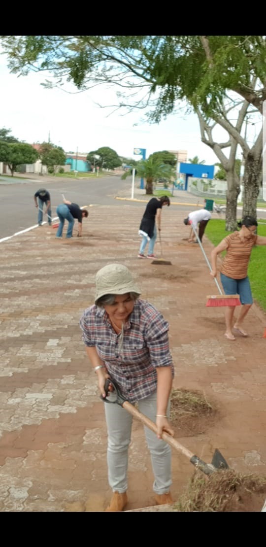 Bela iniciativa Mutirão de limpeza na praça Orlando Vio, realizado por moradores na manhã deste domingo, dia 09.