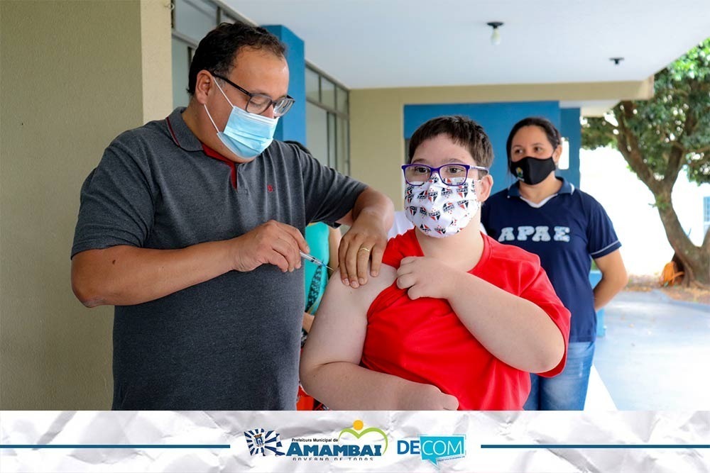 Prefeitura vacinou mais de 80% das pessoas com maior risco de pegar Covid Alunos da Apae sendo vacinados. Na foto, o prefeito que é medico paricipou da programação / Foto: Decom/Divulgação