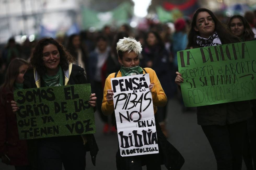 Manifestantes a favor do aborto legal em Buenos Aires