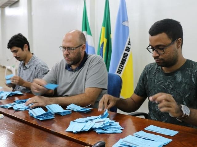 Comissão eleitoral contabiliza votos para escolha da nova diretoria da Uems (Foto: Divulgação)