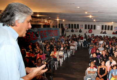 Delcídio, discursando para os jovens no Clube Ypê, em Campo Grande.