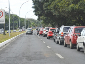 Consumidores fazem fila de 5 km no DF para comprar gasolina sem impostos Consumidores fazem fila de 5 km no DF para comprar gasolina sem impostos