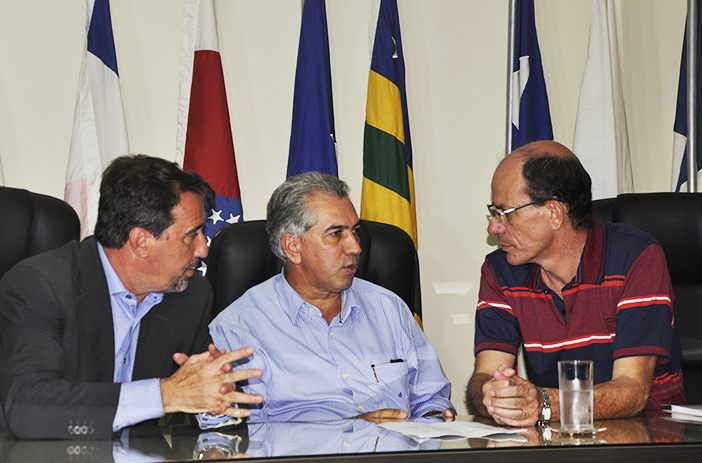 Estado de emergência de Amambai é reconhecido pela União Ministro da integração Nacional, Gilberto Mocchi e Governador Reinaldo Azambuja durante reunião com o Prefeito Sérgio Barbosa em Amambai / Foto: Decom