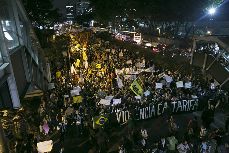Sem PM, multidões protestam pacificamente e ganham ruas de São Paulo Sem PM, multidões protestam pacificamente e ganham ruas de São Paulo
