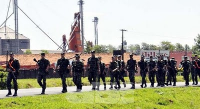 Militares brasileiros verificam fronteira seca