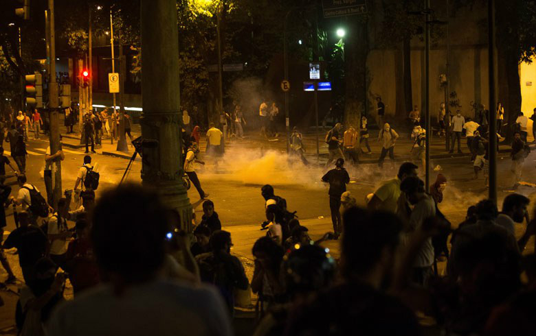 Ato com mais de 100 mil no Rio termina em tumulto No Rio, o protesto terminou em repressão e confronto (Daniel Marenco. Folhapress)