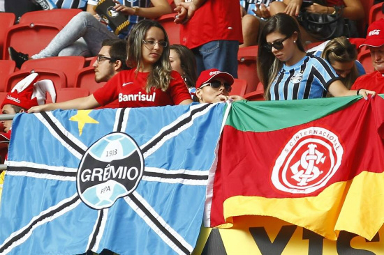 Gremistas e colorados torcem lado a lado no Beira-Rio Espaço reservado para torcida mista atraiu público para o Beira-Rio