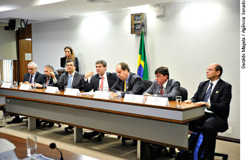 Debate expõe divergências sobre aumento de passagens aéreas A sociedade e o IBGE dizem que as tarifas estão subindo, e as companhias aéreas dizem que estão caindo