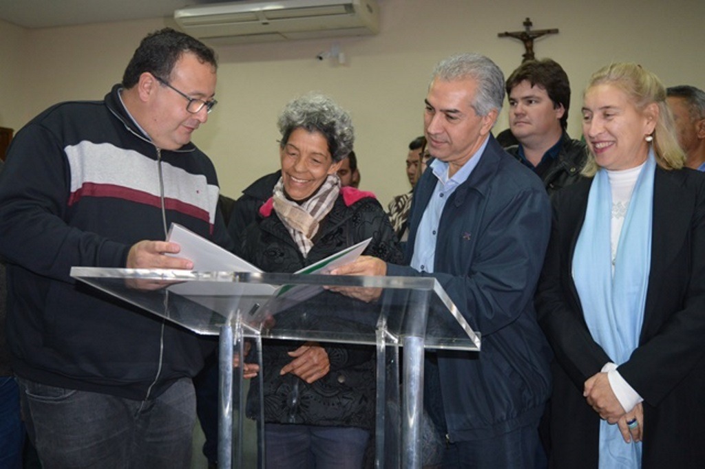 Governador e prefeito entregam titulo definitivo para famílias do conjunto habitacional Caiuás / Foto: Moreira Produções