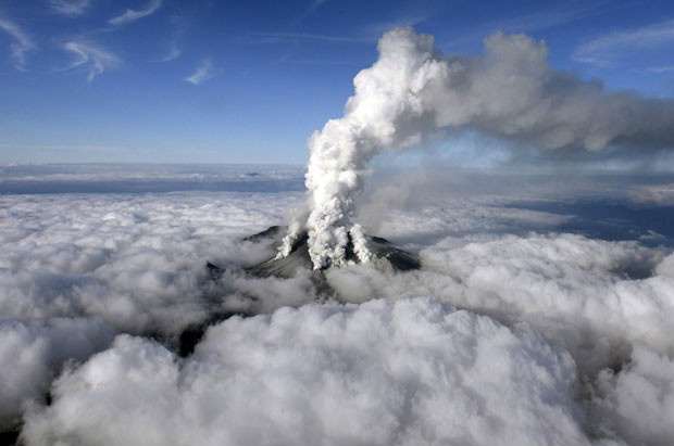 Mais de 30 pessoas têm parada cardíaca após erupção vulcânica no Japão