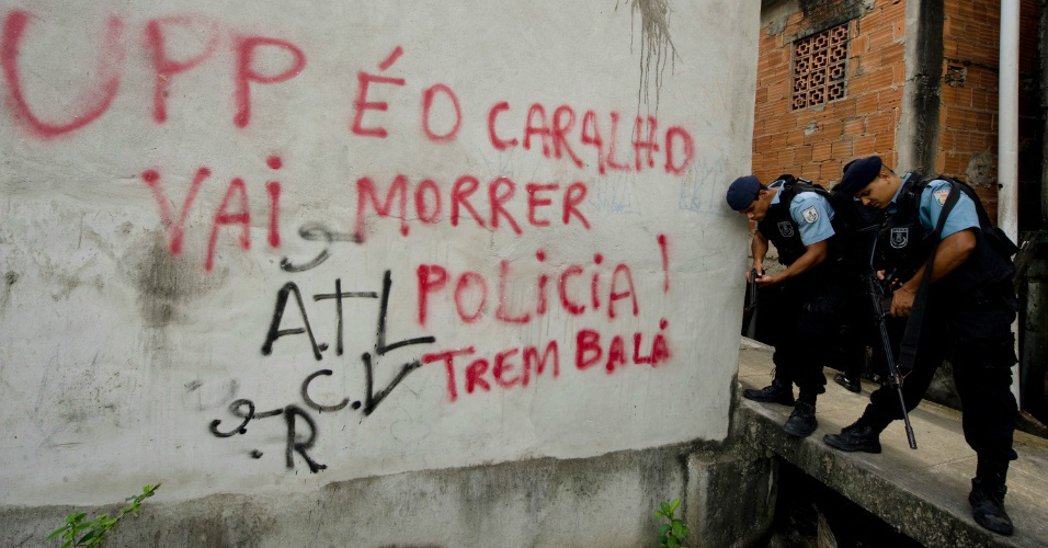 Jovem morre em troca de tiros no Complexo do Alemão