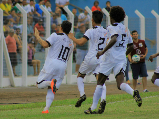 Jonathan (10) comemora mais dois gols com a camisa do Novo (Foto: Jed Vieira/Gazeta MS)