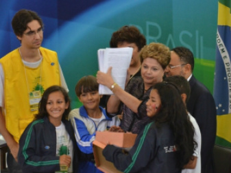 Jovens entregam a Dilma projetos de sustentabilidade em escolas Em discurso, a presidenta disse ter ficado impressionada com a quantidade de escolas participantes da conferência