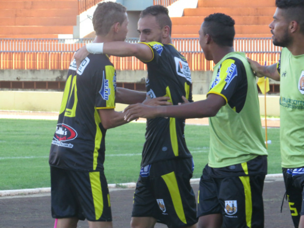 Pavão comemora com Tiaguinho o gol que deu a vitória para o Ubiratan sobre o Sete (Foto: A. Moretto/Dourados News)