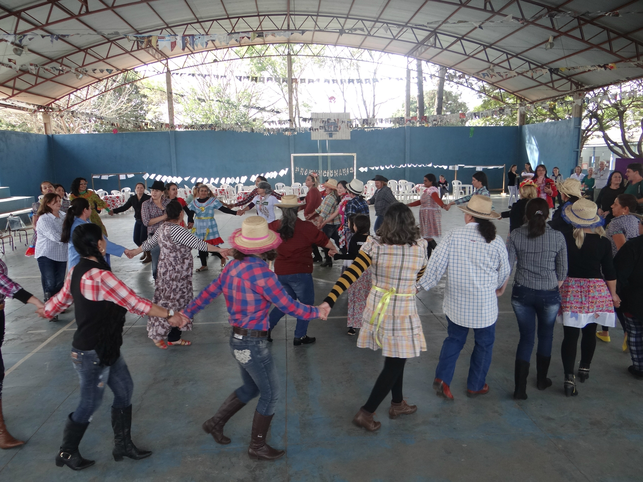 A programação da Feira Cultural foi encerrada com a dança da quadrilha por alunos e professores do Profuncionário.