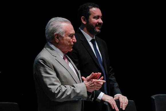 Temer diz que Brasil enfrenta momento difícil na política Rio de Janeiro - O presidente Michel Temer participa da cerimônia de posse do novo presidente do Banco Nacional do Desenvolvimento Econômico e Social (BNDES), Dyogo Oliveira Marcos Corrêa/PR
